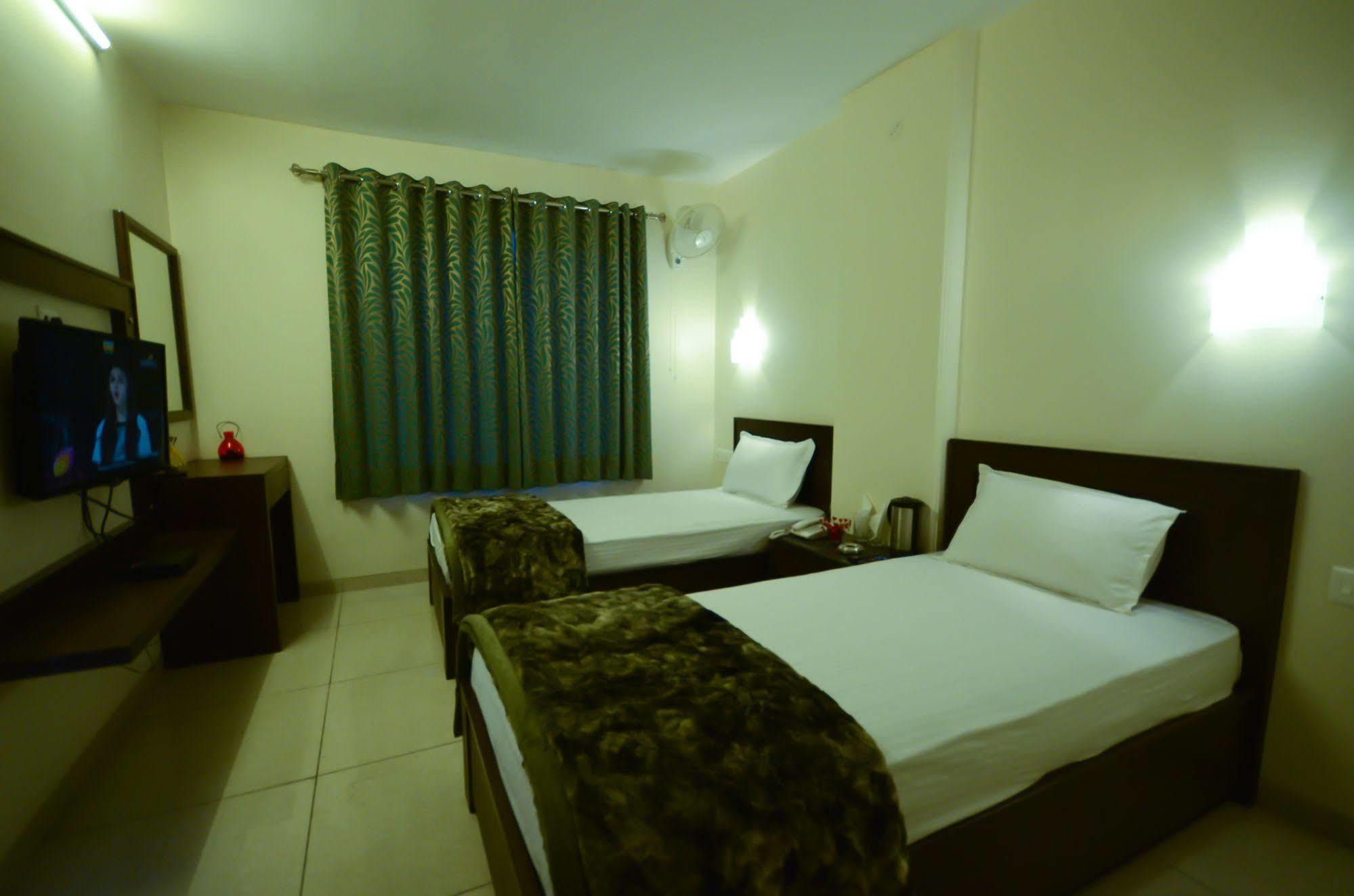 Hotel Sunday Inn Джайпур Екстериор снимка